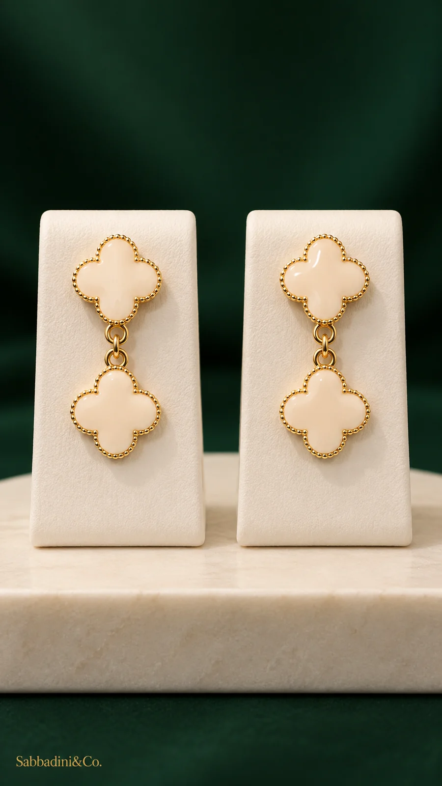 Brinco Trevo Branco Virgínia Banhado a Ouro 18K — mostruário